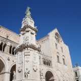 Proseguiamo fino a imboccare via Cattedrale, l� dove scorgiamo la maestosa chiesa romanica di Maria Assunta, risalente all�XI secolo